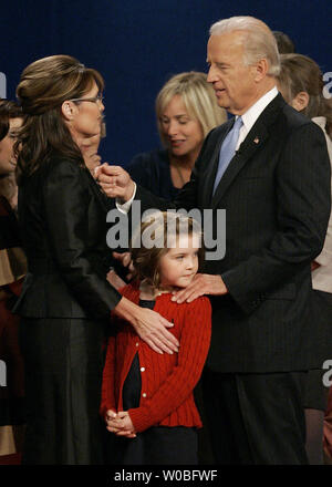 Piper Palin, fille de candidat à la vice-présidence républicaine, Alaska Gov. Sarah Palin se tient entre sa mère (L) et la vice-présidence démocratique Sen. candidat Joe Biden (D-DE) (R) après le débat à la vice-présidence à l'Université Washington à Saint Louis, Missouri, le 2 octobre 2008. (Photo d'UPI/Brian Kersey) Banque D'Images