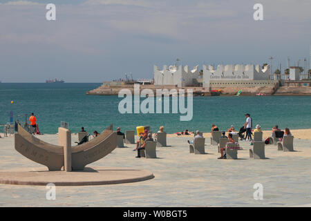 Barcelone, Espagne - 13 juin 2019 : espace détente sur la côte de la mer Banque D'Images