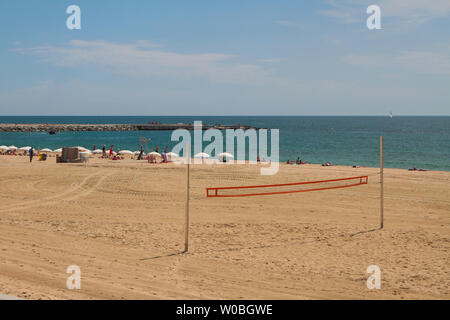 Barcelone, Espagne - 13 juin 2019 : filet de volley-ball, plage et mer Banque D'Images