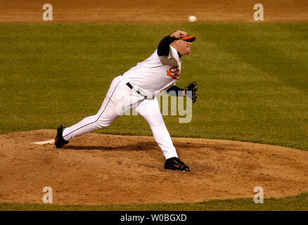 Les Baltimore Orioles Sidney Ponson emplacements contre les Red Sox de Boston. Ponson pitched 5 et 2/3 manches, substitution, à trois tout en ne concédant qu'un point dans un match gagné par les Orioles 7-2 le 4 avril 2004 à l'Oriole Park at Camden Yards de Baltimore, Maryland (UPI Photo/Mark Goldman) Banque D'Images