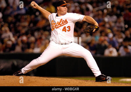 Sidney Ponson Des Orioles de Baltimore se jette l'un de ses 88 emplacements, dont 71 étaient des grèves, dans un match complet 9-1 victoire sur les Devil Rays de Tampa Bay en visite le 20 avril 2004 à l'Oriole Park at Camden Yards de Baltimore, Maryland (UPI Photo/Mark Goldman) Banque D'Images