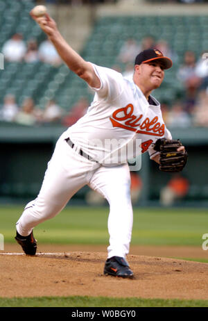 Sidney Ponson Des Orioles de Baltimore se jette l'un de ses 88 emplacements, dont 71 étaient des grèves, dans un match complet 9-1 victoire sur les Devil Rays de Tampa Bay en visite le 20 avril 2004 à l'Oriole Park at Camden Yards de Baltimore, Maryland (UPI Photo/Mark Goldman) Banque D'Images