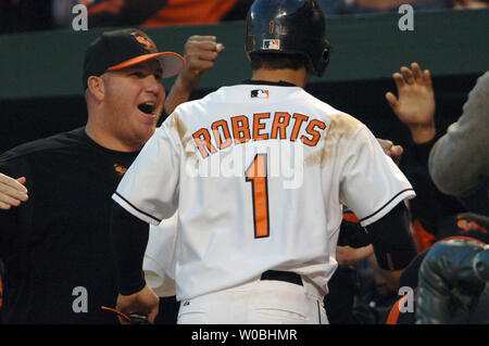 Brian Roberts (1) Des Orioles de Baltimore est félicité par Sidney Ponson (L) après avoir frappé un jeu gagnant trois home run run dans le bas de la 7e manche contre les Yankees de New York le 16 avril 2005 dans un match gagné par les Orioles 7-6 à l'Oriole Park at Camden Yards de Baltimore, MD. (UPI Photo/Mark Goldman) Banque D'Images