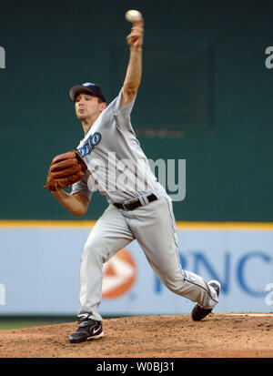 Le lanceur partant des Blue Jays de Toronto Ted Lilly emplacements dans la première manche pour les Nationals de Washington le 25 juin 2005. Les ressortissants a défait les Blue Jays 5-2 au Stade RFK à Washington, D.C. (UPI Photo/Mark Goldman) Banque D'Images