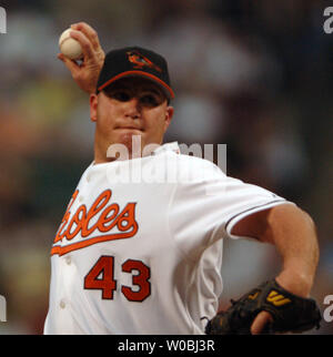 Sidney Ponson du Baltimore Orioles emplacements contre les Yankees de New York dans la quatrième manche le 28 juin 2005, à l'Oriole Park at Camden Yards de Baltimore, MD. Les orioles défait les Yankees 5-4 en dix manches sur un marche off home run par Brian Roberts. (UPI Photo/Mark Goldman) Banque D'Images