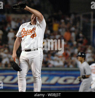 Sidney Ponson du Baltimore Orioles essuie son front comme les New York Yankees Hideki Matsui circles les basses après avoir frappé un coup de circuit en sixième manche le 28 juin 2005, à l'Oriole Park at Camden Yards de Baltimore, MD. Les orioles défait les Yankees 5-4 en dix manches sur un marche off home run par Brian Roberts. (UPI Photo/Mark Goldman) Banque D'Images