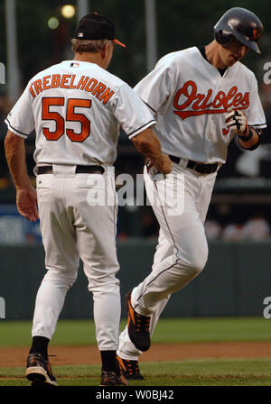 Les Baltimore Orioles Larry Bigbie est félicité par l'entraîneur de troisième Tom Trebelhorn en première manche contre les Yankees de New York le 28 juin 2005, à l'Oriole Park at Camden Yards de Baltimore, MD. Les orioles défait les Yankees 5-4 en dix manches sur un marche off home run par Brian Roberts. (UPI Photo/Mark Goldman) Banque D'Images