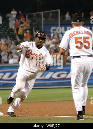 Les Baltimore Orioles Miguel Tejada est félicité par l'entraîneur de troisième Tom Trebelhorn après avoir frappé un home run run trois en première manche le scoring Brian Roberts et Melvin Mora contre les Texas Rangers Chris Young le 25 juillet 2005, à l'Oriole Park at Camden Yards de Baltimore, MD. (UPI Photo/Mark Goldman) Banque D'Images