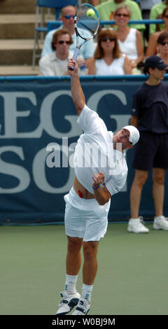 Andy Roddick sert la balle à James Blake dans la première série au cours de la mens finale du Legg Mason Tennis Classic à la William H.G. Fitzgerald Tennis Center à Washington, D.C. le 7 août 2005. Roddick bat Blake 7-5, 6-3 pour remporter 2 jeux à 0. (UPI Photo/Mark Goldman) Banque D'Images