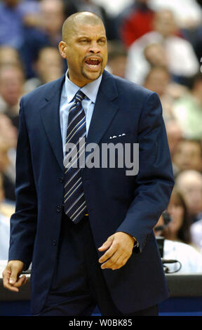 L'entraîneur-chef Eddie Jordan des Washington Wizards encourage son équipe à la fin du quatrième trimestre contre les Portland Trail Blazers le 30 novembre 2005 à la MCI Center à Washington, D.C. Les assistants défait les Trail Blazers 96-89. (UPI Photo/Mark Goldman) Banque D'Images