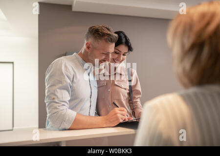 Beau mari et femme en venant d'un psychologue Banque D'Images
