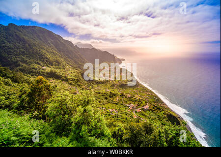 Beau paysage paysage de l'île de Madère - Vue du petit village Arco de São Jorge près de Boaventura sur le côté nord de Madère, Portugal Banque D'Images