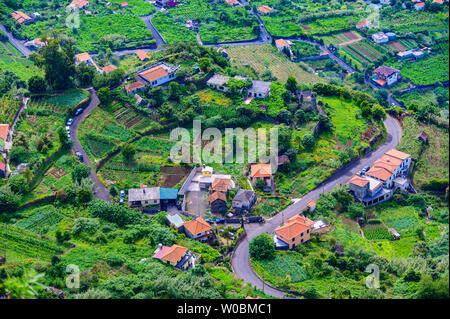 Beau paysage paysage de l'île de Madère - Vue du petit village Arco de São Jorge près de Boaventura sur le côté nord de Madère, Portugal Banque D'Images