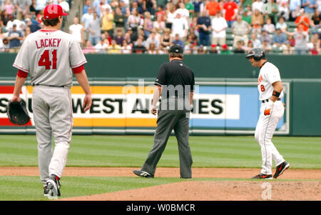 Les Baltimore Orioles Javy Lopez (18) affirme avec la deuxième base juge-arbitre Gerry Davis après avoir été appelé dans la deuxième manche sur une apparente home run après plus de l'exécution de base runner Miguel Tejada contre John Lackey (41) de la Los Angeles Angels le 16 avril 2006 à l'Oriole Park at Camden Yards de Baltimore, MD. (UPI Photo/Mark Goldman) Banque D'Images