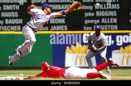 Les Dodgers de Los Angeles Rafael Furcal (15) sauts pour une jeter par catcher Russell Martin en quatrième manche sur un vol par Ryan Zimmerman (11) de les Nationals de Washington le 28 mai 2006 à RFK Stadium de Washington, D.C. Les ressortissants défait les Dodgers 10-4. (UPI Photo/Mark Goldman) Banque D'Images