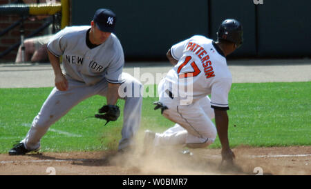 Les Baltimore Orioles Corey Patterson (17) vole la troisième base dans la septième manche pour son 25e vol de base de l'année contre Miguel Cairo (14) de la Nouvelle York Yankee à l'Oriole Park at Camden Yards de Baltimore, MD, le 4 juin 2006. Les orioles défait les Yankees 11-4. (UPI Photo/Mark Goldman) Banque D'Images