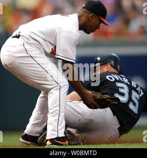 Les Toronto Blue Jays Lyle Overbay (35) glisse dans la troisième base sur un sacrifice fly par Edgardo dans Alfonszo la deuxième manche contre Melvin Mora (6) Des Orioles de Baltimore Orioles à Park at Camden Yards de Baltimore, MD, le 8 juin 2006. (UPI Photo/Mark Goldman) Banque D'Images