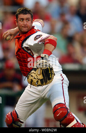 Les Nationals de Washington Brian Schneider (23) lance d'abord sur une tentative de bunt en troisième manche contre les Yankees de New York Johnny Damon le 16 juin 2006 au RFK Stadium de Washington, D.C. les Yankees défait les ressortissants nationaux à l'envoi 7-5 leur cinquième perte dans une rangée. (UPI Photo/Mark Goldman) Banque D'Images