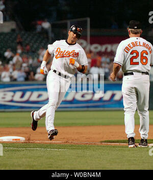 Baltimore Orioles Javy Lopez (18) complète la troisième base après avoir frappé un coup de circuit en solo en septième manche contre Ricky Nolasco des Marlins de la Floride le 21 juin 2006 à l'Oriole Park at Camden Yards de Baltimore, MD. Les orioles terminé les Marlins 9 victoires avec une victoire 4-0 sur les Marlins. (UPI Photo/Mark Goldman) Banque D'Images