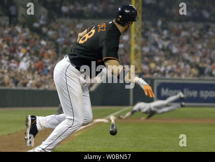 Les Baltimore Orioles Javy Lopez (18) lignes d'un ballon sur la ligne du troisième but en sixième manche qui est capturé par les Nationals de Washington Ryan Zimmerman à l'Oriole Park at Camden Yards de Baltimore, MD. Les orioles défait le tiers 2-1. (UPI Photo/Mark Goldman) Banque D'Images