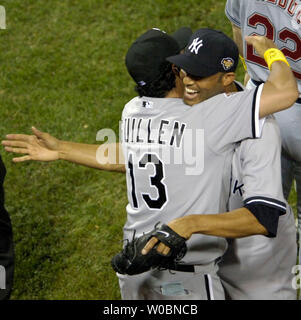 Toutes les étoiles de la ligue américaine Mariano Rivera de la Nouvelle York Yankee est félicité par American League manager Ozzie Guillen (13) après l'enregistrement pour présentation à la 77e partie d'étoiles au PNC Park à Pittsburgh, PA, le 11 juillet 2006. La Ligue américaine All-Stars défait la Ligue nationale All-Stars 3-2. (UPI Photo/Mark Goldman) Banque D'Images