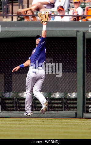 Les Texas Rangers' Mark DeRosa (7) fait une capture d'exécution dans la deuxième manche contre les Baltimore Orioles Kevin Millar le 15 juillet 2006 à l'Oriole Park at Camden Yards de Baltimore, MD. (UPI Photo/Mark Goldman) Banque D'Images