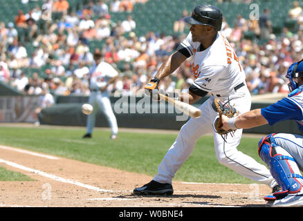 Le voltigeur de centre Des Orioles de Baltimore, Corey Patterson (17) hits un seul dans la deuxième manche contre les Rangers du Texas John Wasdin le 16 juillet 2006 à l'Oriole Park at Camden Yards de Baltimore, MD. Les orioles défait les Rangers 4-0. (UPI Photo/Mark Goldman) Banque D'Images