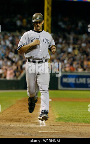 La Nouvelle York Yankee catcher Jorge Posada (20) traverse la plaque après avoir frappé une neuvième manche gagnante du jeu accueil l'exécution sur les Orioles de Baltimore Orioles à Chris Ray Park at Camden Yards de Baltimore, MD, le 4 août 2006. Les Yankees défait les Orioles 5-4. (UPI Photo/Mark Goldman) Banque D'Images