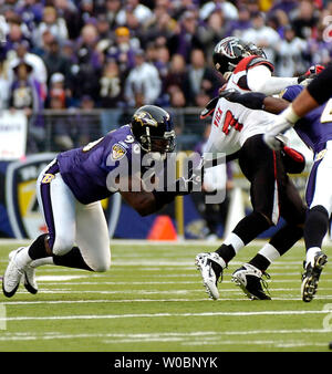 L'Atlanta Falcons quarterback Michael Vick (7) est saccagée au quatrième trimestre par l'ailier défensif des Ravens de Baltimore Trevor Pryce (90) le 19 novembre 2006 dans un match au M&T Bank Stadium à Baltimore, Maryland. Pryce avait deux des cinq sacs, sur les corbeaux que Vick a défait les Falcons 24-10. (UPI Photo/ Mark Goldman) Banque D'Images