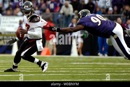 L'Atlanta Falcons quarterback Michael Vick (7) est saccagée au quatrième trimestre par l'ailier défensif des Ravens de Baltimore Trevor Pryce (90) le 19 novembre 2006 dans un match au M&T Bank Stadium à Baltimore, Maryland. Pryce avait deux des cinq sacs, sur les corbeaux que Vick a défait les Falcons 24-10. (UPI Photo/ Mark Goldman) Banque D'Images