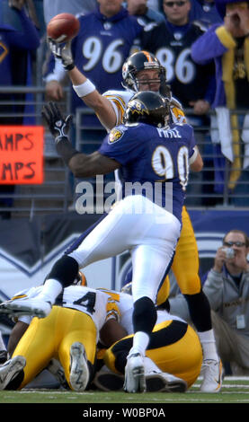 La Pittsburgh Steelers quarterback Ben Roethlisberger (7) est poussé par l'ailier défensif des Ravens de Baltimore Trevor Pryce (90) dans le deuxième trimestre le 26 novembre 2006 dans un match au M&T Bank Stadium à Baltimore, Maryland. (UPI Photo/ Mark Goldman) Banque D'Images