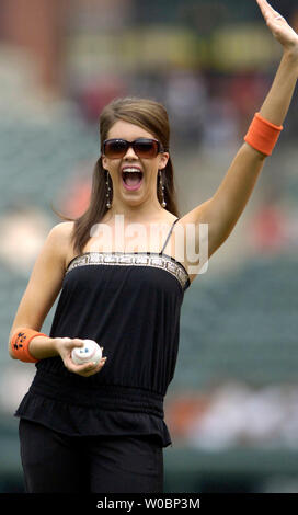 Miss America 2006 Jennifer Berry lance la première balle le 27 août 2006, à l'Oriole Park at Camden Yards de Baltimore, Maryland (UPI Photo/Mark Goldman) Banque D'Images