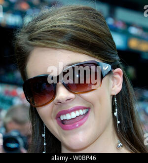 Miss America 2006 Jennifer Berry se prépare à lancer la première balle le 27 août 2006, à l'Oriole Park at Camden Yards de Baltimore, Maryland (UPI Photo/Mark Goldman) Banque D'Images