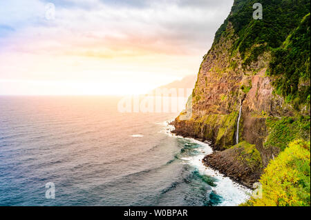 Beaux paysages de la côte sauvage avec vue Bridal Veil Falls (Veu da noiva) à Ponta do Poiso dans l'île de Madère. Près de Porto Moniz, Seixal, Portugal. Banque D'Images