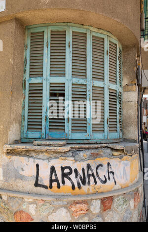 "Graffiti" Larnaca sur une vieille maison, Larnaca, Chypre. Juin 2019 Banque D'Images