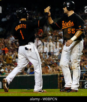 Les Baltimore Orioles Brian Roberts (1) est félicité par Ramon Hernandez (55) après avoir marqué sur Miguel Tejada est simple dans la deuxième manche contre les Yankees de New York Cory Lidle le 8 septembre 2006 à l'Oriole Park at Camden Yards de Baltimore, Maryland (UPI Photo/Mark Goldman) Banque D'Images