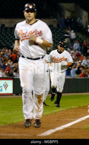 Les Baltimore Orioles Kevin Millar (15) suit Ramon Hernandez autour de troisième base après Millar a frappé un home run run deux dans la cinquième manche contre les Red Sox de Boston Tim Wakefield le 13 septembre 2006 à l'Oriole Park at Camden Yards de Baltimore, Maryland. Les orioles défait les Red Sox 4-0. (UPI Photo/Mark Goldman) Banque D'Images