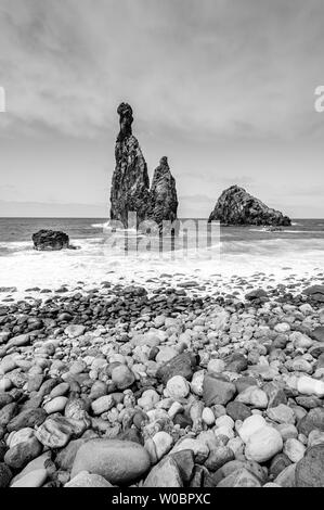 Îlots de lave dans la région de Ribeira da Janela à Stony Beach - côte sauvage et magnifique avec des rochers dans l'océan, près de Porto Moniz sur l'île de Madère, P Banque D'Images