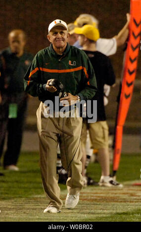L'Université de Miami les ouragans l'entraîneur-chef Larry Coker marche le long de l'écart au quatrième trimestre au cours du match contre l'Université du Maryland le 11 novembre 2006 à Byrd Stadium de College Park, Maryland. Miami a perdu son troisième match en ligne, après avoir été défait par le Maryland 14-13. (UPI Photo/Mark Goldman) Banque D'Images