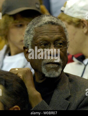 Ancien et grand NBA Hall of Fame Bill Russell membre assiste au match entre les New Jersey Nets et les Washington Wizards le 12 novembre 2006 au Verizon Center à Washington, D.C. (UPI Photo/ Mark Goldman) Banque D'Images