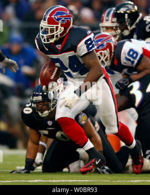 Les Bills de Buffalo tight end Robert Royal (84) retourne un punt pour un gain de 21 verges au premier quart contre les Ravens de Baltimore le 31 décembre 2006 dans un match au M&T Bank Stadium à Baltimore, Maryland. (UPI Photo/ Mark Goldman) Banque D'Images