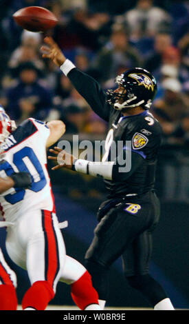 Les Ravens de Baltimore quarterback Steve McNair (9) compléter une passe au quatrième trimestre contre les Bills de Buffalo le 31 décembre 2006 à M&T Bank Stadium à Baltimore, Maryland. McNair était 23 de 35 pour 216 mètres comme les corbeaux défait les projets de 19-7. (UPI Photo/ Mark Goldman) Banque D'Images