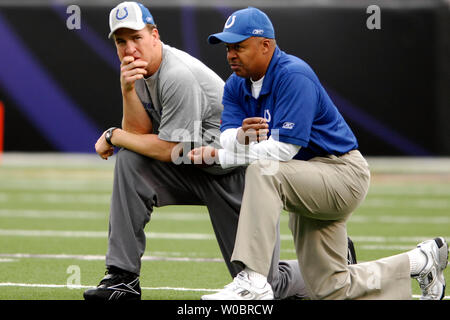 Les Indianapolis Colts quarterback Peyton Manning (L) parle avec quarts-arrières l'entraîneur Jim Caldwell (R) avant le début du match contre les Ravens de Baltimore le 13 janvier 2007 dans la série de divisions l'AFC playoffs au M&T Bank Stadium à Baltimore, Maryland. (UPI Photo/ Mark Goldman) Banque D'Images