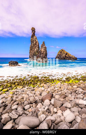 Îlots de lave dans la région de Ribeira da Janela à Stony Beach - côte sauvage et magnifique avec des rochers dans l'océan, près de Porto Moniz sur l'île de Madère, P Banque D'Images