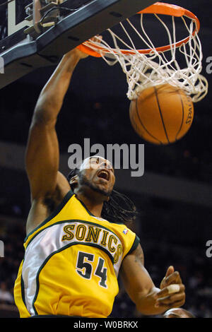 Les Seattle SuperSonics en avant Chris Wilcox (54) slams dans deux de ses 24 points dans la deuxième moitié contre les Washington Wizards le 5 février 2007, au Verizon Center à Washington, D.C. Les assistants défait les SuperSonics 118-108. (UPI Photo/ Mark Goldman) Banque D'Images