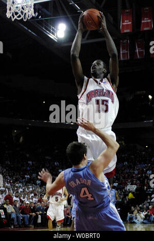 Le Maryland Terrapins en avant James Gist (15) slams dans deux de ses 12 points dans la première période contre le 5ème classé North Carolina Tar Heels guard Bobby Frasor (4) le 25 février 2007, à l'Comcast Center à College Park, Maryland Le Maryland Terrapins défait le North Carolina Tar Heels 89-87. (UPI Photo/Mark Goldman) Banque D'Images