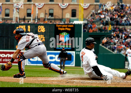 Baltimore Orioles de troisième but Melvin Mora (6) diapositives en toute sécurité dans la maison dans la troisième manche sur un double de l'arrêt-court Miguel Tejada que Detroit Tigers catcher Ivan Rodriguez (7) attend pour le jet le 9 avril 2007 à l'Oriole Park at Camden Yards de Baltimore, MD. Les orioles défait les tigres dans leur ouverture à domicile 6-2. (UPI Photo/Mark Goldman) Banque D'Images