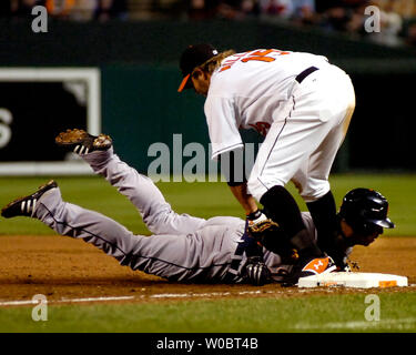 L'arrêt-court des Detroit Tigers Carlos Guillen est mesurée de première base en sixième manche que l'étiquette est appliquée par le joueur de premier but des orioles de Baltimore, Kevin Millar (15) le 10 avril 2007 à l'Oriole Park at Camden Yards de Baltimore, MD. Les Tigres défait les Orioles 3-1. (UPI Photo/Mark Goldman) Banque D'Images