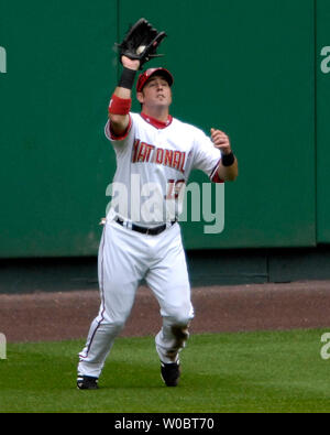 Nationals de Washington center fielder Ryan Church (19) fait une capture d'exécution dans la cinquième manche d'un sacrifice par Philadelphia Phillies de troisième but Wes Helms le 19 avril 2007, au Stade RFK à Washington. Les Phillies défait le tiers 4-2. (UPI Photo/Mark Goldman) Banque D'Images