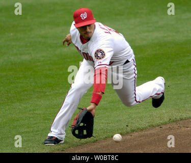 Nationals de Washington l'arrêt-court Felipe Lopez une balle au sol des champs dans la septième manche touchée par Philadelphia Phillies de troisième but Wes Helms le 19 avril 2007, au Stade RFK à Washington. Les Phillies défait les ressortissants 4-2.(UPI Photo/Mark Goldman) Banque D'Images